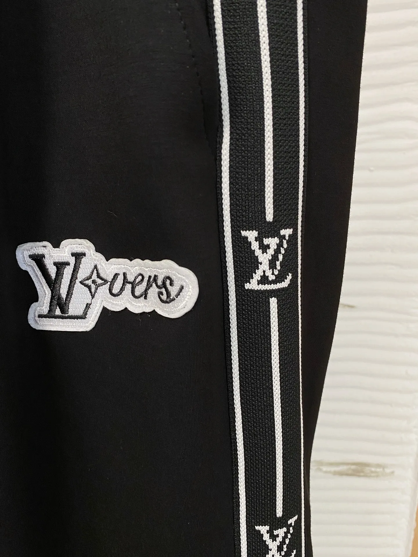 🅿️540 [LV Louis Vuitton] hot-selling suit is coming. Focus on the original version of the official website. 2025 new hot-selling sweatshirt suit. The original order is the best. 🇭🇰The meticulous work of top designers. It has a fitting and perfect upper body effect. All-natural high-quality Tencel Roman cotton 100%, close-fitting comfort, noble and elegant! Original hardware embodies elegance and nobility! Counter size: M-3XL (maximum wear up to 190 pounds)